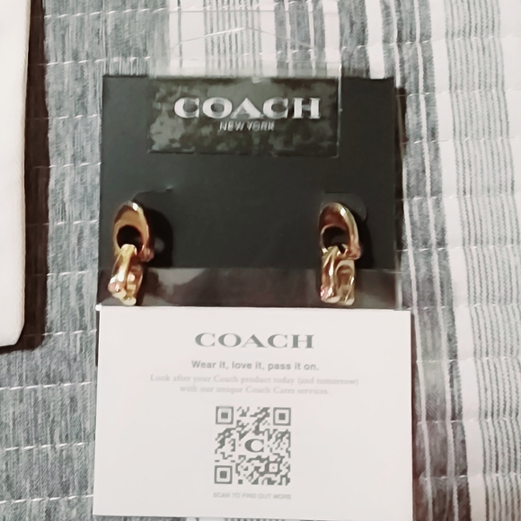 Authentic Coach Earring NWT. - Picture 5 of 10